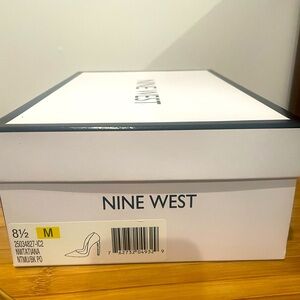 Beautiful pointy toe pumps